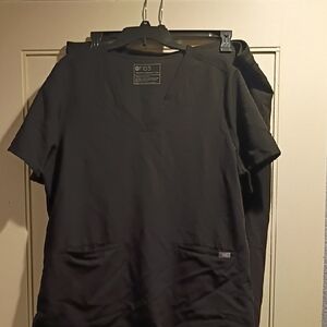 FIGS Charcoal Scrub Ensemble